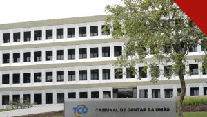 PF prende presidente do Tribunal de Contas de MT, e a imagem mostra a fachada de um tribunal de contas no Brasil, com placa institucional em primeiro plano, em foto de arquivo