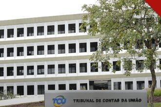 PF prende presidente do Tribunal de Contas de MT, e a imagem mostra a fachada de um tribunal de contas no Brasil, com placa institucional em primeiro plano, em foto de arquivo