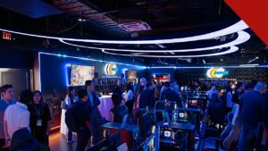 youtuber Dedeco morre aos 33 anos, e a imagem mostra um espaço gamer com computadores, telas acesas e cadeiras de jogos, em foto de arquivo