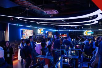 youtuber Dedeco morre aos 33 anos, e a imagem mostra um espaço gamer com computadores, telas acesas e cadeiras de jogos, em foto de arquivo