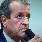 Valdemar critica carta de Flávio, em foto de Valdemar Costa Neto falando ao microfone e gesticulando durante declaração pública