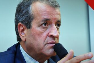 Valdemar critica carta de Flávio, em foto de Valdemar Costa Neto falando ao microfone e gesticulando durante declaração pública