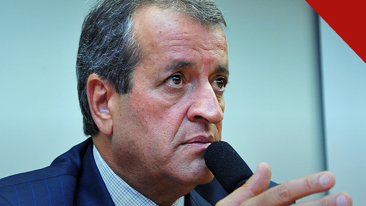 Valdemar critica carta de Flávio, em foto de Valdemar Costa Neto falando ao microfone e gesticulando durante declaração pública