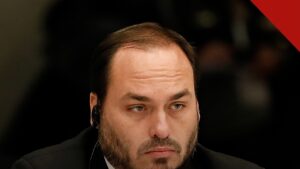 Carlos Bolsonaro critica sistema político, em foto de arquivo de Carlos Bolsonaro durante encontro oficial em Brasília, com semblante sério