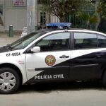MC Poze investigado por denúncia de adolescente: viatura da Polícia Civil do Rio de Janeiro estacionada em rua da cidade, em imagem temática ilustrativa sobre a investigação da DCAV
