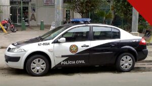 MC Poze investigado por denúncia de adolescente: viatura da Polícia Civil do Rio de Janeiro estacionada em rua da cidade, em imagem temática ilustrativa sobre a investigação da DCAV