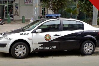 MC Poze investigado por denúncia de adolescente: viatura da Polícia Civil do Rio de Janeiro estacionada em rua da cidade, em imagem temática ilustrativa sobre a investigação da DCAV