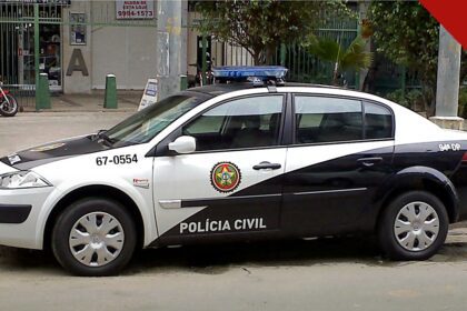 MC Poze investigado por denúncia de adolescente: viatura da Polícia Civil do Rio de Janeiro estacionada em rua da cidade, em imagem temática ilustrativa sobre a investigação da DCAV