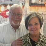 Pastor morre após pregar sobre Lázaro: Justin Heath, de camisa branca e óculos, ao lado da esposa Lynn em foto de arquivo do casal