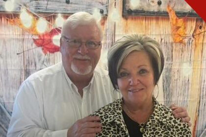 Pastor morre após pregar sobre Lázaro: Justin Heath, de camisa branca e óculos, ao lado da esposa Lynn em foto de arquivo do casal