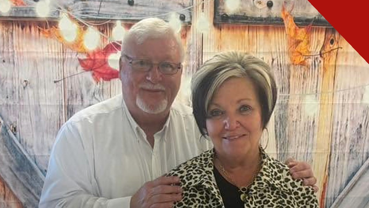 Pastor morre após pregar sobre Lázaro: Justin Heath, de camisa branca e óculos, ao lado da esposa Lynn em foto de arquivo do casal