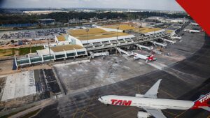 Operação Gatekeeper prende suspeitos em Manaus: vista aérea do Aeroporto Internacional Eduardo Gomes, em Manaus, com aeronaves no pátio, local investigado pela Polícia Federal
