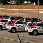 mulher condenada por matar o filho é presa: viaturas da Polícia Civil do Distrito Federal estacionadas em pátio, em imagem temática ilustrativa sobre a prisão realizada em Brazlândia