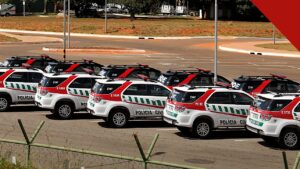 mulher condenada por matar o filho é presa: viaturas da Polícia Civil do Distrito Federal estacionadas em pátio, em imagem temática ilustrativa sobre a prisão realizada em Brazlândia