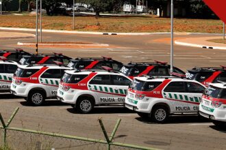 mulher condenada por matar o filho é presa: viaturas da Polícia Civil do Distrito Federal estacionadas em pátio, em imagem temática ilustrativa sobre a prisão realizada em Brazlândia