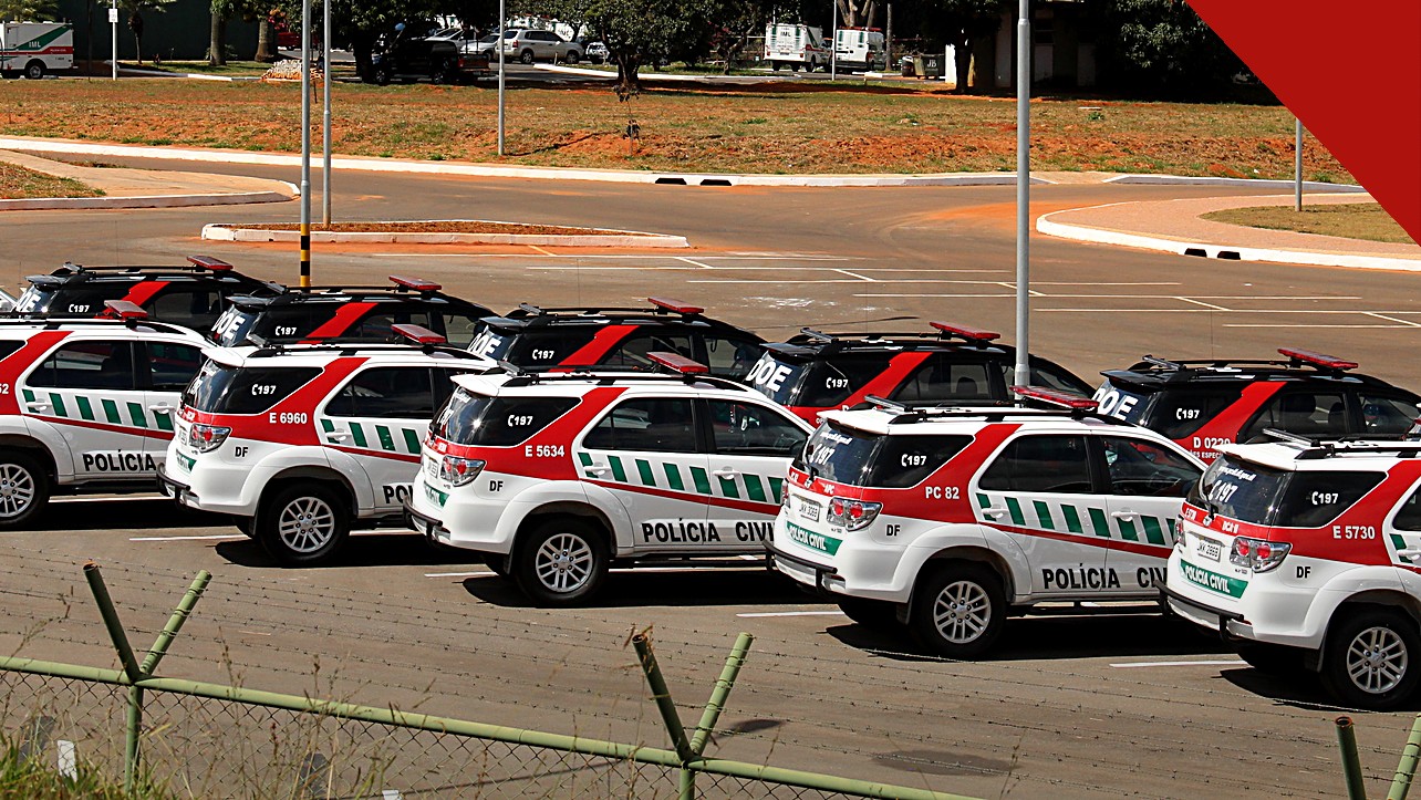 mulher condenada por matar o filho é presa: viaturas da Polícia Civil do Distrito Federal estacionadas em pátio, em imagem temática ilustrativa sobre a prisão realizada em Brazlândia