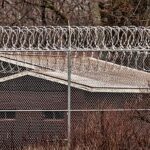 Marcola terá consulta com psiquiatra de confiança: cerca com rolos de arame farpado de unidade prisional, em imagem temática ilustrativa sobre o cumprimento de pena em penitenciária federal