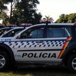 Operação Cesura mira sobrinhos de Marcinho VP: viaturas de polícia em fileira, em imagem temática de operação policial