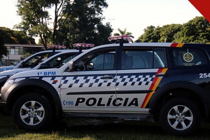 Operação Cesura mira sobrinhos de Marcinho VP: viaturas de polícia em fileira, em imagem temática de operação policial