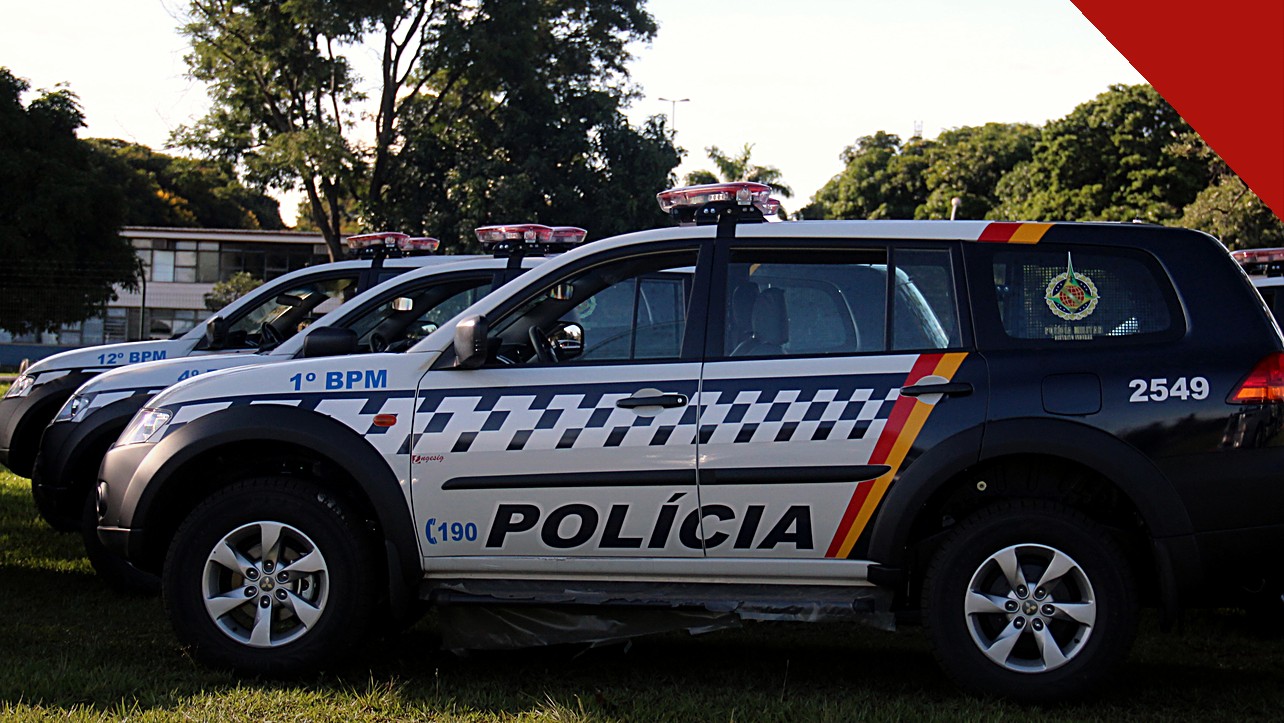 Operação Cesura mira sobrinhos de Marcinho VP: viaturas de polícia em fileira, em imagem temática de operação policial
