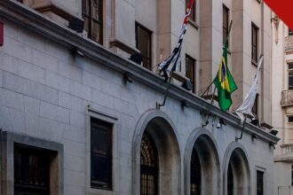 bilionários perderam 61 bilhões após reeleição: fachada do prédio da bolsa de valores de São Paulo, a B3, no centro da capital paulista