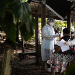 Missão Puraquê leva saúde e evangelização a ribeirinhos, e a imagem mostra profissionais de saúde atendendo uma moradora em comunidade amazônica, em referência aos atendimentos da ação missionária