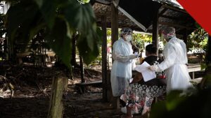 Missão Puraquê leva saúde e evangelização a ribeirinhos, e a imagem mostra profissionais de saúde atendendo uma moradora em comunidade amazônica, em referência aos atendimentos da ação missionária