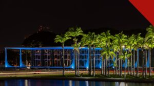 Fachin arquiva 5 investigações do inquérito das fake news, e a imagem mostra a sede do Supremo Tribunal Federal, em Brasília, iluminada à noite, tribunal presidido por Edson Fachin