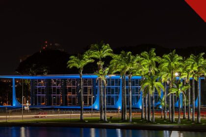 Fachin arquiva 5 investigações do inquérito das fake news, e a imagem mostra a sede do Supremo Tribunal Federal, em Brasília, iluminada à noite, tribunal presidido por Edson Fachin