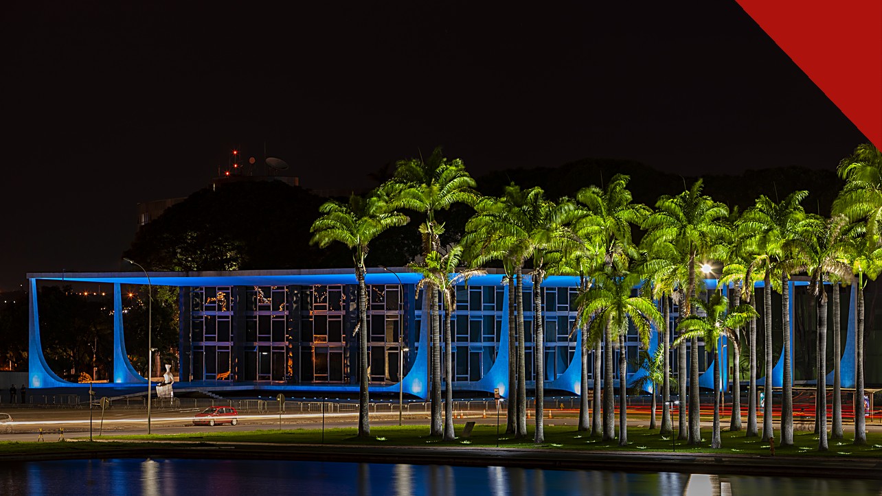 Fachin arquiva 5 investigações do inquérito das fake news, e a imagem mostra a sede do Supremo Tribunal Federal, em Brasília, iluminada à noite, tribunal presidido por Edson Fachin