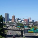 distrito de Portland revoga proibição contra mãe cristã, e a imagem mostra a vista da cidade de Portland, no Oregon, onde fica o distrito escolar que firmou o acordo com Allison Roberts