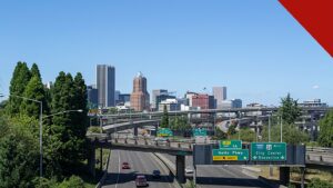 distrito de Portland revoga proibição contra mãe cristã, e a imagem mostra a vista da cidade de Portland, no Oregon, onde fica o distrito escolar que firmou o acordo com Allison Roberts