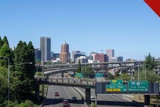 distrito de Portland revoga proibição contra mãe cristã, e a imagem mostra a vista da cidade de Portland, no Oregon, onde fica o distrito escolar que firmou o acordo com Allison Roberts