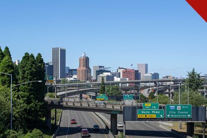 distrito de Portland revoga proibição contra mãe cristã, e a imagem mostra a vista da cidade de Portland, no Oregon, onde fica o distrito escolar que firmou o acordo com Allison Roberts