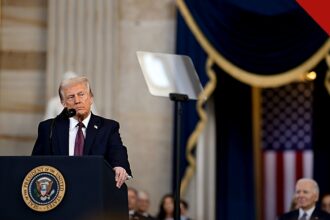 Trump diz que Lula pediu para não tomar partido, e a imagem mostra o presidente Donald Trump discursando em púlpito com o selo presidencial e a bandeira americana ao fundo, em foto de arquivo