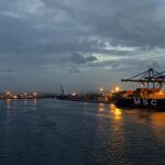 professor é demitido em Navegantes após maquiar meninos, e a imagem mostra o porto e o rio Itajaí-Açu em Navegantes, Santa Catarina, ao entardecer, cidade onde fica a escola infantil do caso