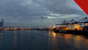 professor é demitido em Navegantes após maquiar meninos, e a imagem mostra o porto e o rio Itajaí-Açu em Navegantes, Santa Catarina, ao entardecer, cidade onde fica a escola infantil do caso