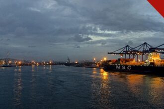 professor é demitido em Navegantes após maquiar meninos, e a imagem mostra o porto e o rio Itajaí-Açu em Navegantes, Santa Catarina, ao entardecer, cidade onde fica a escola infantil do caso