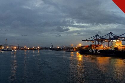 professor é demitido em Navegantes após maquiar meninos, e a imagem mostra o porto e o rio Itajaí-Açu em Navegantes, Santa Catarina, ao entardecer, cidade onde fica a escola infantil do caso