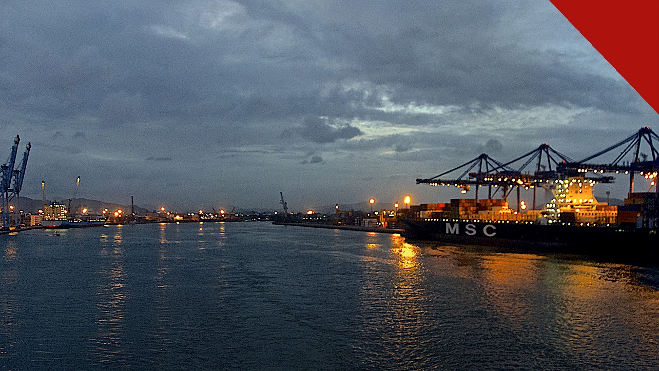 professor é demitido em Navegantes após maquiar meninos, e a imagem mostra o porto e o rio Itajaí-Açu em Navegantes, Santa Catarina, ao entardecer, cidade onde fica a escola infantil do caso