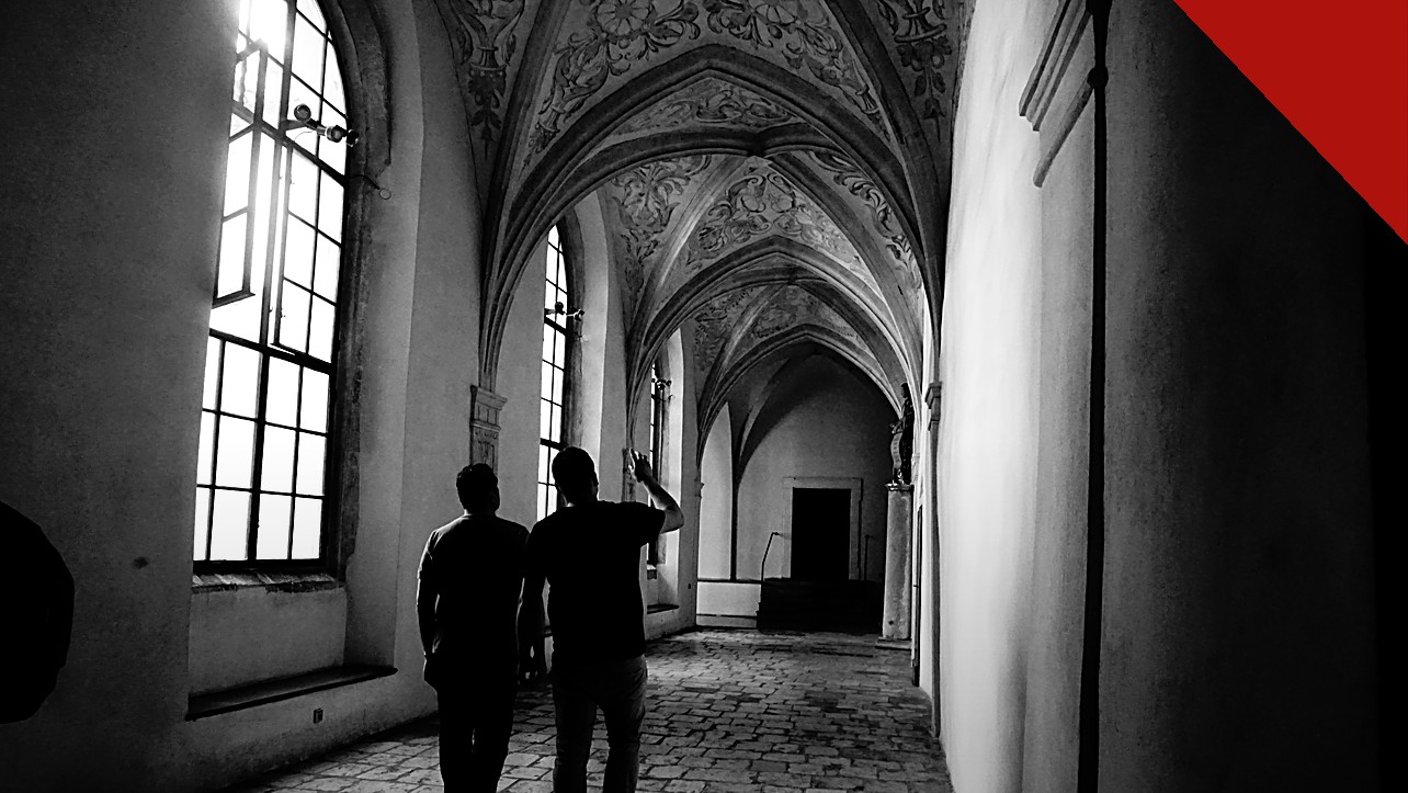 freiras beneditinas enfrentam prazo de 1 milhão de dólares, e a imagem mostra os claustros de uma abadia beneditina histórica na Polônia, em foto de arquivo