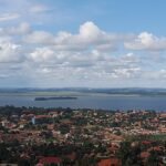 cinco muçulmanos são condenados por matar evangelistas em Uganda, e a imagem mostra o Lago Vitória visto de Kampala, em Uganda, região do ataque de 2024 contra os evangelistas em Namayingo