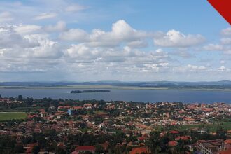 cinco muçulmanos são condenados por matar evangelistas em Uganda, e a imagem mostra o Lago Vitória visto de Kampala, em Uganda, região do ataque de 2024 contra os evangelistas em Namayingo