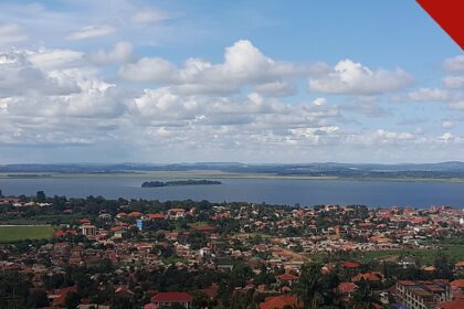 cinco muçulmanos são condenados por matar evangelistas em Uganda, e a imagem mostra o Lago Vitória visto de Kampala, em Uganda, região do ataque de 2024 contra os evangelistas em Namayingo