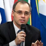 Mendonça será relator de pedido de Lula: o ministro André Mendonça fala ao microfone em audiência na Câmara dos Deputados