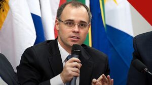 Mendonça será relator de pedido de Lula: o ministro André Mendonça fala ao microfone em audiência na Câmara dos Deputados