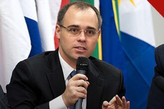 Mendonça será relator de pedido de Lula: o ministro André Mendonça fala ao microfone em audiência na Câmara dos Deputados