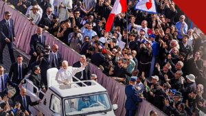 Papa Leão XIV apoia cúpula inter-religiosa sobre imigração, e a imagem mostra o Papa Leão XIV acenando aos fiéis do papamóvel em sua posse, no Vaticano