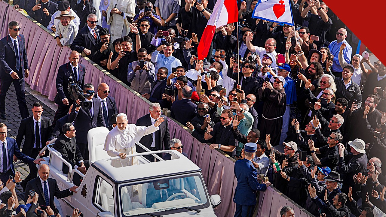Papa Leão XIV apoia cúpula inter-religiosa sobre imigração, e a imagem mostra o Papa Leão XIV acenando aos fiéis do papamóvel em sua posse, no Vaticano