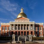 campanha para revogar lei do aborto em Massachusetts, e a imagem mostra a Massachusetts State House, sede do governo estadual em Boston, onde a coleta de assinaturas foi anunciada em coletiva